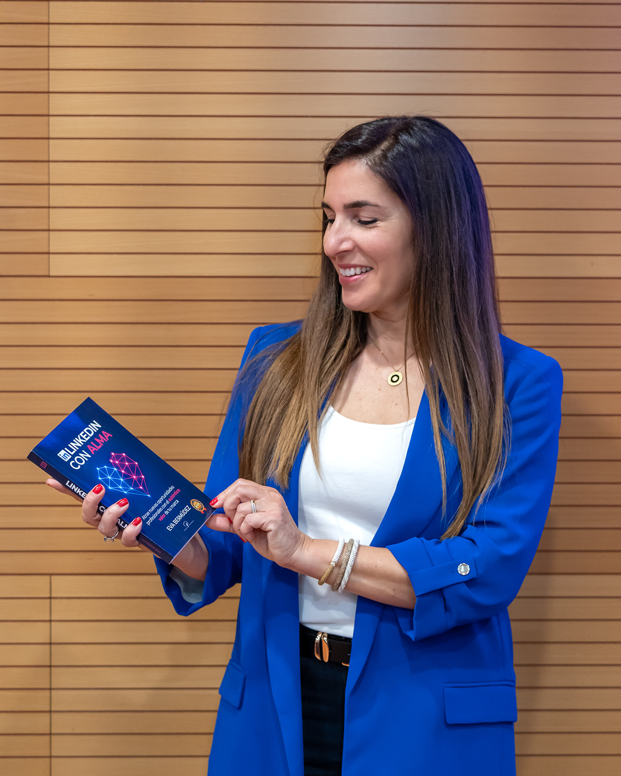 Eva Bermúdez con su libro LinkedIn con Alma